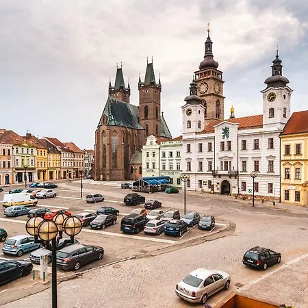 Modern Family Apt. With Central Square Entrance Hradec Kralove Exterior photo