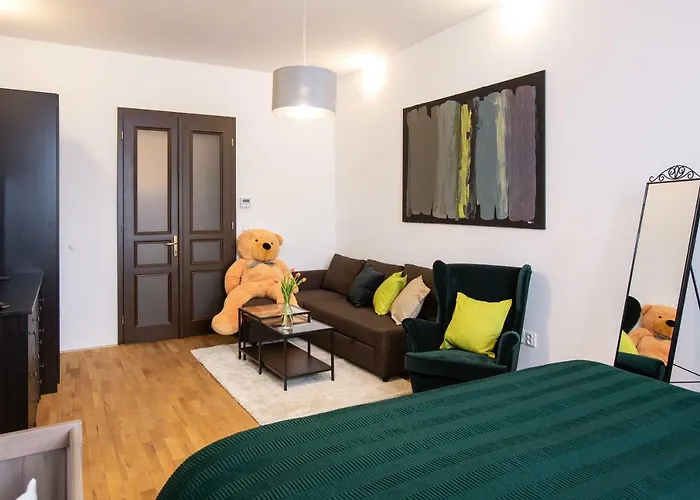 Modern Family Apt. With Central Square Entrance