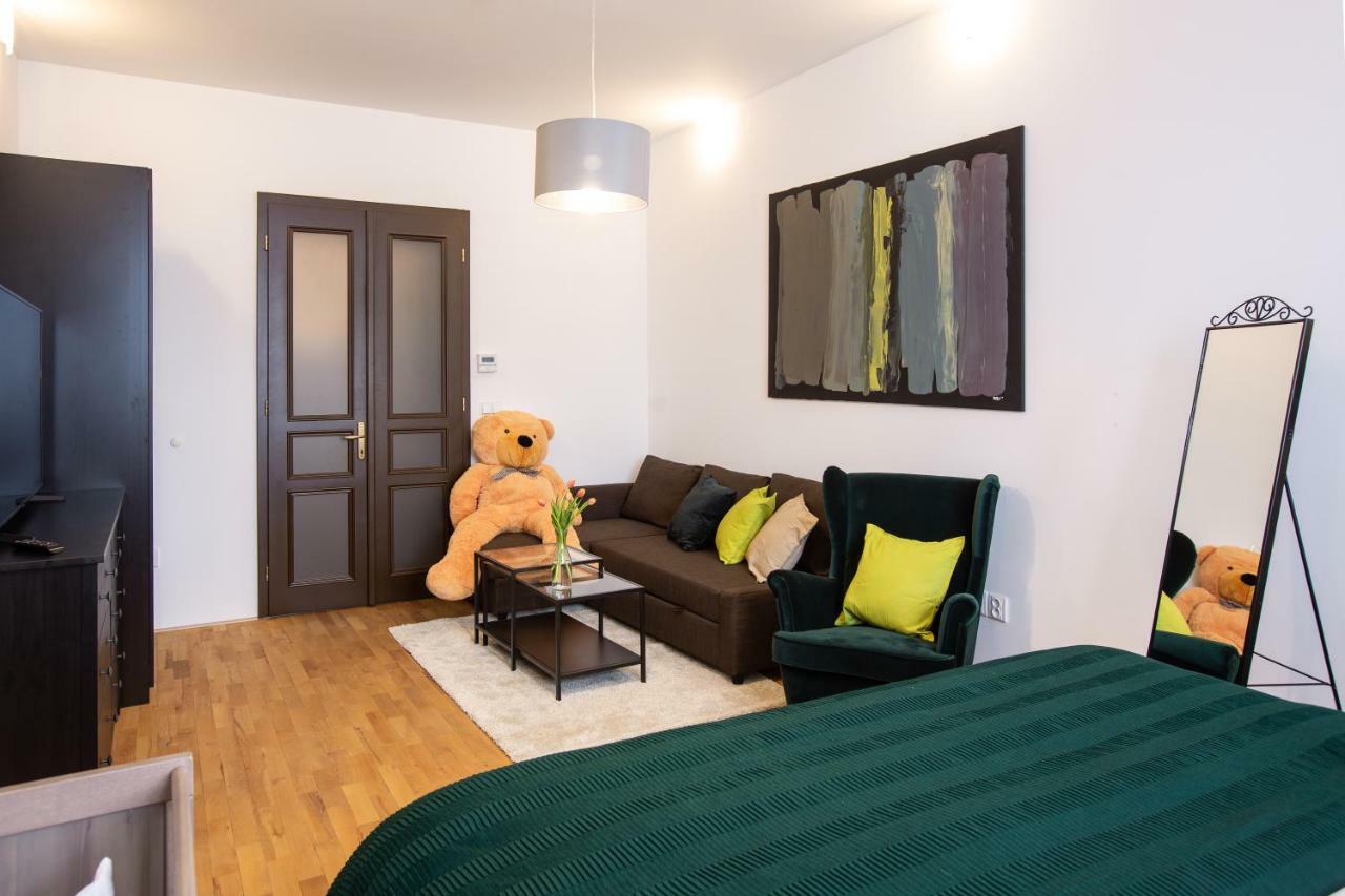 Modern Family Apt. With Square Entrance