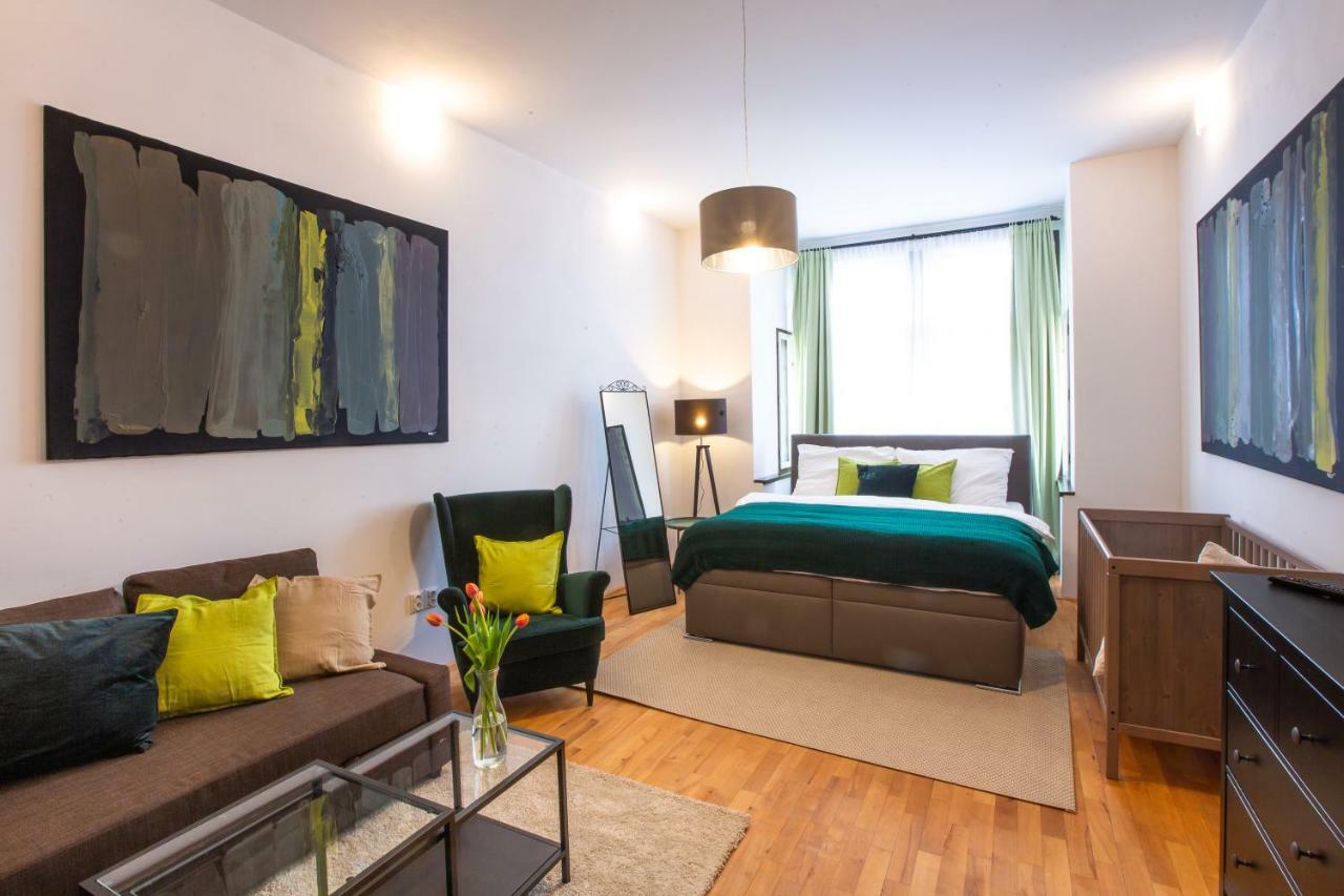 Modern Family Apt. With Square Entrance Apartment