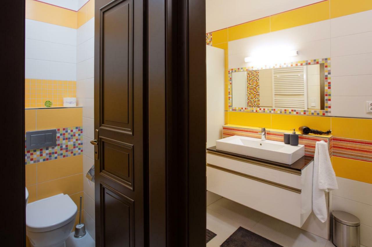 Modern Family Apt. With Square Entrance Apartment Hradec Kralove
